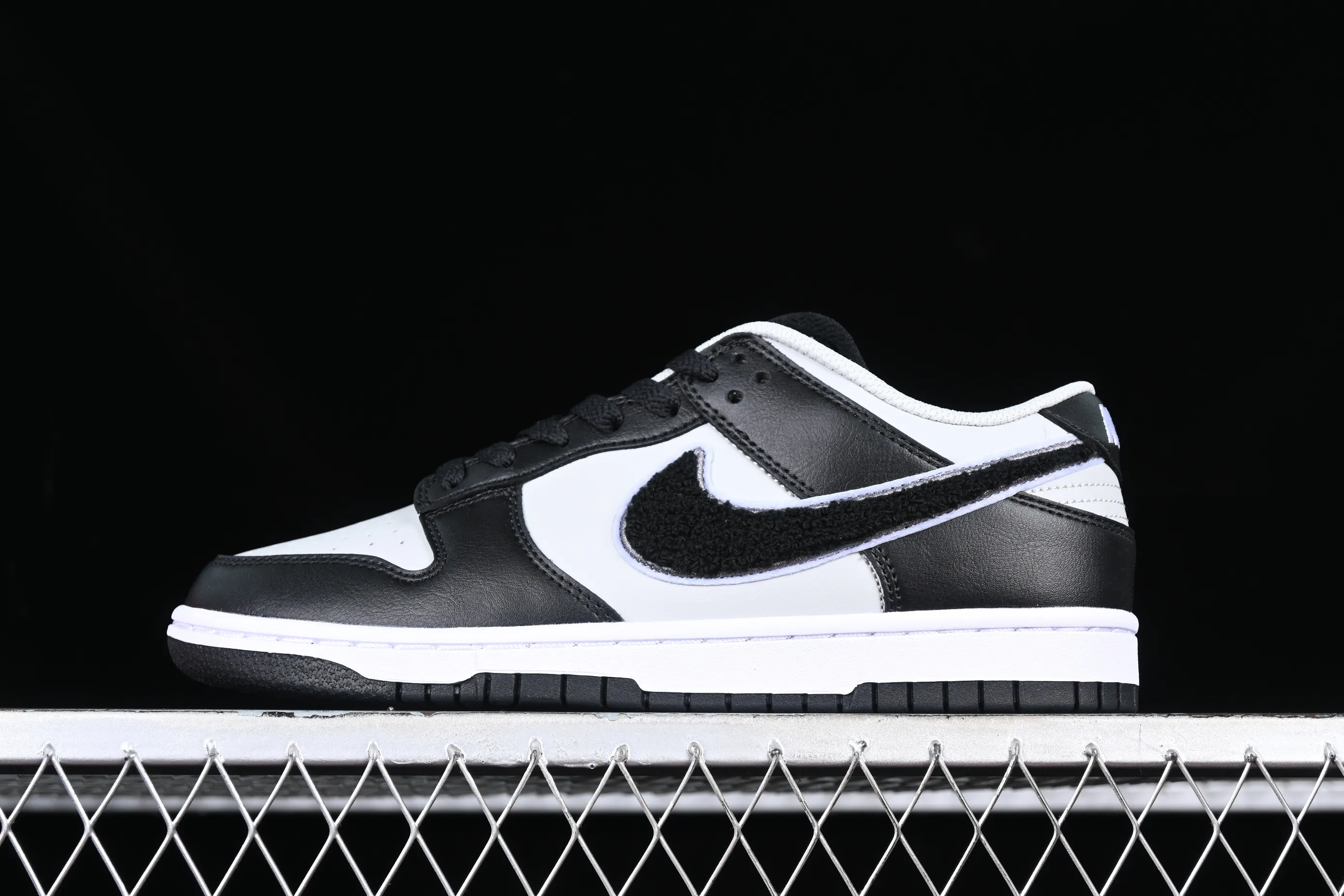 All categories Nk SB Dunk series Nk SB Dunk Low low-top sneakers Nk Dunk Low "Chenille" plush black hook SB low-top sports and leisure sneakers DQ7683-001